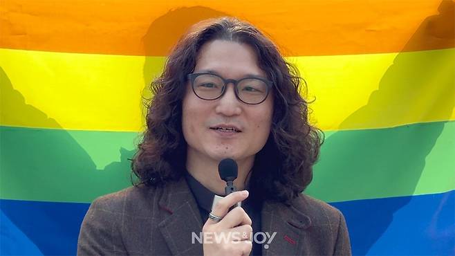 이동환 목사가 1월 15일, 수원고등법원 앞에서 승소 소감을 밝히고 있다. 이동환 목사는 이미 2024년 법원 가처분 결정으로 복직해 담임목사 활동을 이어 가고 있다. 뉴스앤조이 최승현