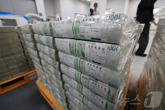 민족 대명절 설을 앞둔 11일 서울 중구 한국은행 본점에서 직원들이 시중은행으로 공급될 설 자금 방출 작업을 하고 있다. 2026.2.11 ⓒ 뉴스1 사진공동취재단