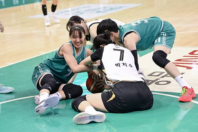 KB 선수들과 하나은행 선수들이 9일 부천체육관에서 열린 BNK금융 2025~2026 여자프로농구 정규리그 5라운드 경기에서 공을 놓고 다투고 있다. 사진 | WKBL