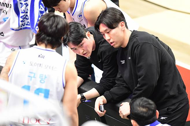 김보현 삼성 코치(가운데)가 9일 KT전에서 김효범 감독을 대신해 벤치 지휘를 하고 있다. 사진제공=KBL