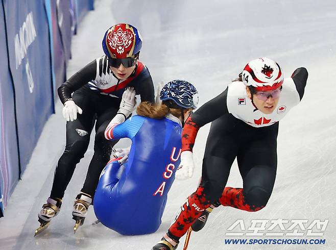 10일 이탈리아 밀라노 아이스스케이팅 아레나에서 쇼트트랙 혼성 계주 경기가 열렸다. 준결승 미국팀과 충돌하며 넘어진 김길리. 밀라노(이탈리아)=송정헌 기자songs@sportschosun.com/2026.02.10/