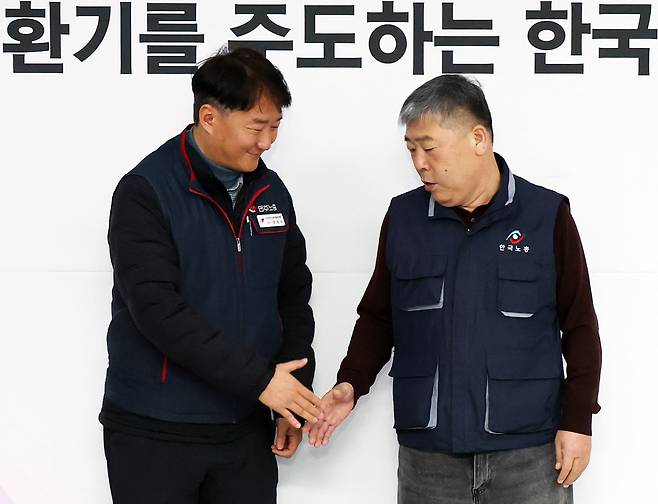 양경수 민주노총 위원장(왼쪽)과 김동명 한국노총 위원장이 10일 서울 영등포구 여의도 한국노총 빌딩에서 간담회 전 만나 악수를 하고 있다. /장경식 기자