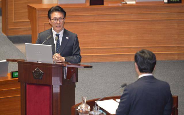 11일 국회 본회의장에서 열린 교육·사회·문화 분야 대정부질문에서 김민석 국무총리가 황명선 더불어민주당 의원의 질문에 답하고 있다. 최주연 기자
