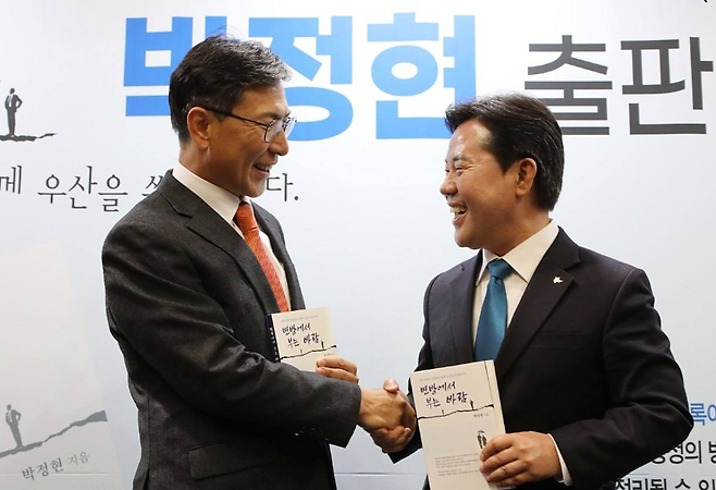 지난 7일 박정현 부여군수의 출판기념회에 참석한 안희정(왼쪽) 전 충남지사 (사진, 박 군수 SNS)