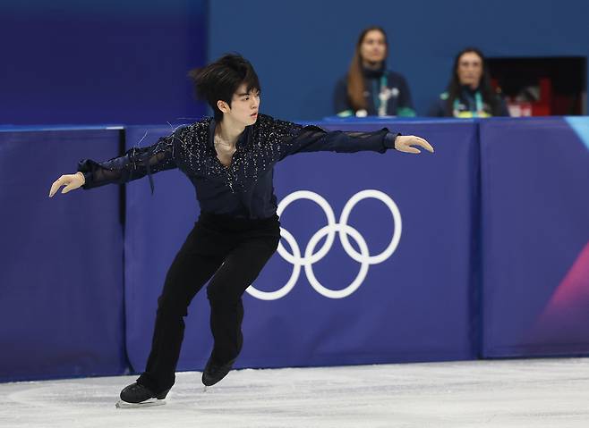 10일(현지시간) 이탈리아 밀라노 아이스스케이팅 아레나에서 열린 2026 밀라노ㆍ코르티나담페초 동계올림픽 남자 싱글 쇼트 프로그램에 출전한 차준환이 연기를 펼치고 있다. 2026.2.11 연합뉴스