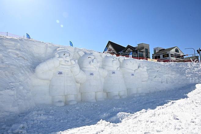 ‘제34회 대관령눈꽃축제’가 오는 13일 개막하는 가운데 강원 평창군 대관령면의 축제장 일원에 다양한 눈조각이 전시돼 있다. 평창군 제공