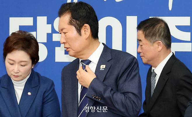 정청래 더불어민주당 대표(가운데)와 이언주 최고위원(왼쪽), 강득구 최고위원이 11일 국회에서 열린 당 최고위원회의에 입장하고 있다. 박민규 선임기자