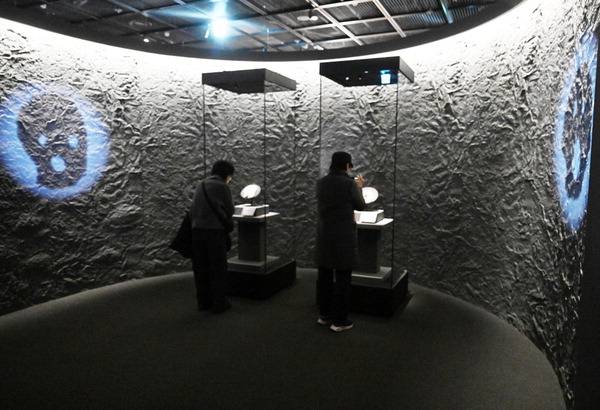 관람객이 국립해양박물관의 전시 ‘조개, 패각에 담긴 한국과 일본의 흔적’을 살펴보는 모습. 김성효 선임기자