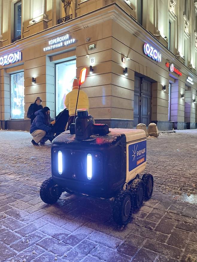 AI 기반 배달로봇들이 시내 아르바트 거리를 운행중이다.