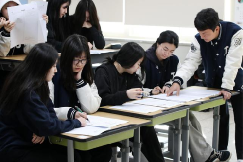 고3 수험생들이 지난해 11월 대구 수성구 정화여고에서 담임 교사와 함께 전날 치른 2026학년도 대학수학능력시험 가채점을 하고 있다. (사진=뉴스1)