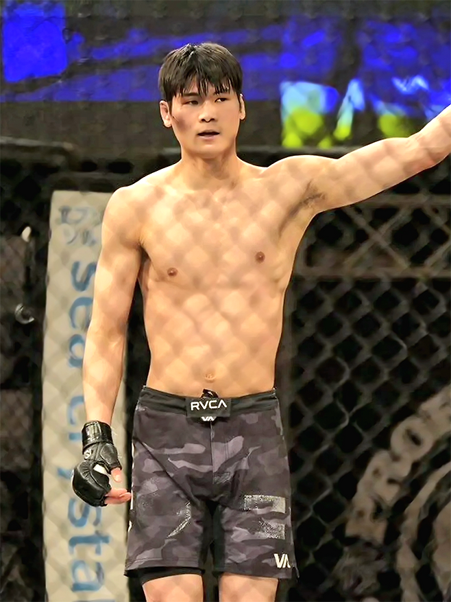 임관우가 2026년 1월 일본 종합격투기 단체 Shooto 도쿄 대회 라이트급 경기 승리 선언을 기다리고 있다. 사진=株式会社サステイン