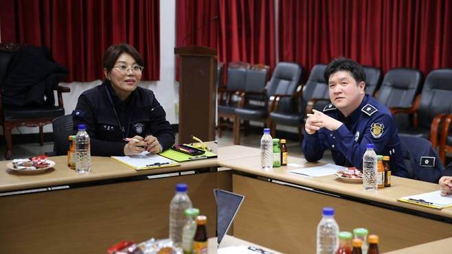 서울구치소 심리치료팀에 속한 진성주 보안과 교위와 서울구치소 소속 송상윤 보안과 교위가 머니투데이 취재진의 질문에 답변하고 있는 모습. 사진은 왼쪽부터 진 교위와 송 교위./사진=법무부