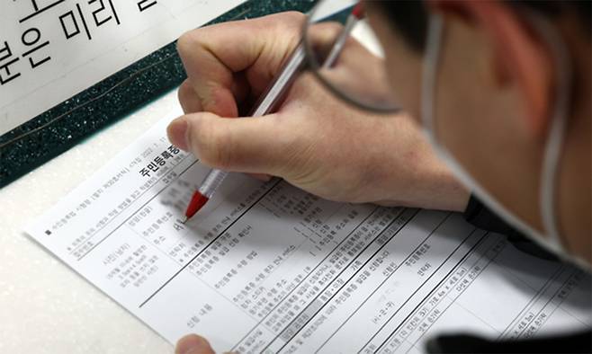 한 시민이 주민등록증 발급을 신청하는 모습. 연합뉴스