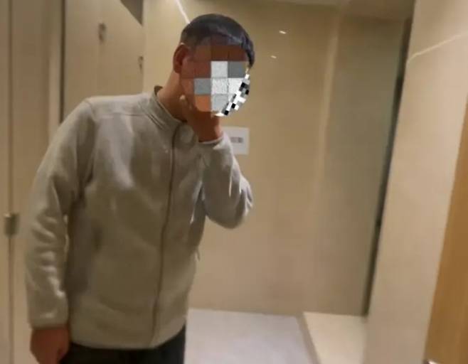 상하이의 한 오피스 빌딩 여자 화장실에서 몰래 촬영을 시도하다 적발된 27세 남성의 모습. 중국 매체 영상 캡처