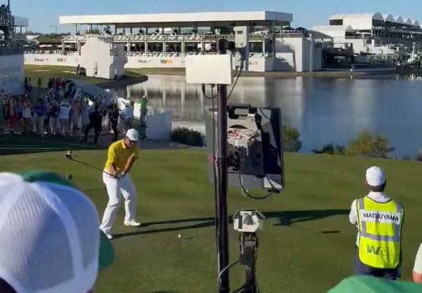마쓰야마 히데키가 지난 9일 열린 WM 피닉스 오픈 연장전에서 티샷을 하던 도중 관중석의 소음 때문에 스윙을 멈추고 있다. SNS 캡처