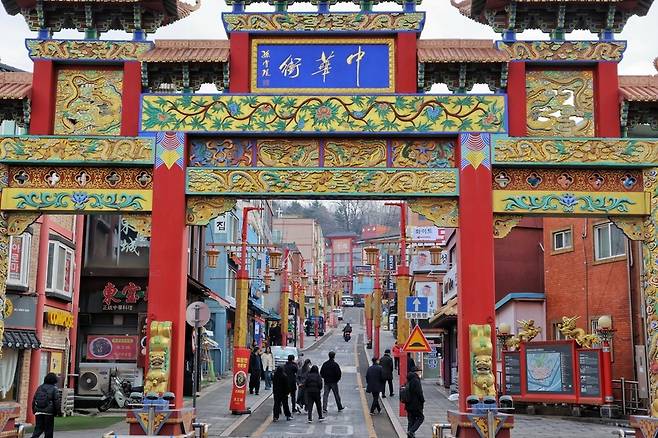 ▲ 12일 인천 중구 차이나타운에서 중국인 등 외국인 관광객들이 거리를 구경하고 있다.