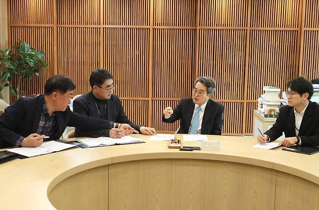 김동연 경기지사가 12일 오후 특사경 담당자 등 실무진과 함께 부동산 투기 및 담합 특별대책회의를 하고 있다. <경기도 제공>