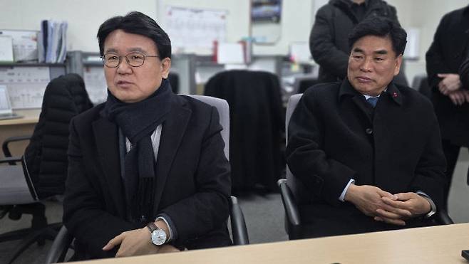 조국혁신당 황운하 의원과 이종승 세종시당 위원장. 사진=이희택 기자.