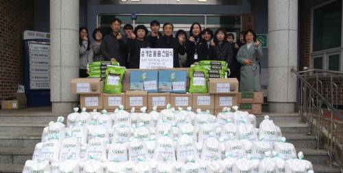 ◇횡성군사회복지협의회(회장 이석원) 2026년 설 명절 온정전달사업의 일환으로 사회복지시설·기관·단체 및 취약계층 308가구에 백미, 뒈지고기 등으로 구성된 후원 물품을 전달했다.