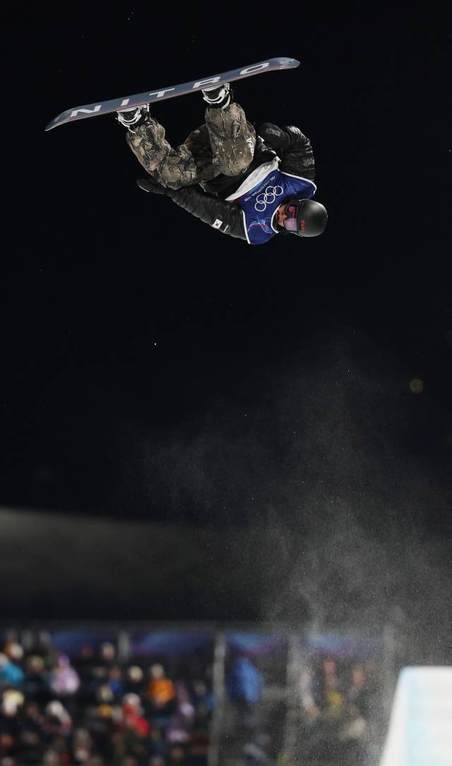 이채운이 12일 이탈리아 리비뇨 스노파크에서 열린 2026 밀라노 동계 올림픽 스노보드 남자 하프파이프 예선에 출전해 경기를 펼치고 있다. 연합뉴스