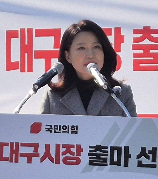 이진숙 전 방송통신위원장이 12일 대구 중구 국채보상운동기념공원에서 대구시장 선거 출마를 선언하고 있다.