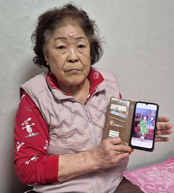 대구지하철 참사로 조카 서은경·은정(사고 당시 24·22세)씨를 잃은 김정강 할머니가 지난 11일 대구 달서구 자택에서 스마트폰에 남아 있는 조카들과 찍은 사진을 들어 보이고 있다. 조윤화 기자