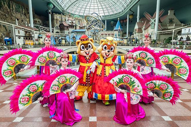 한복 입은 로티, 로리의 새해 인사 모습. /롯데월드 제공