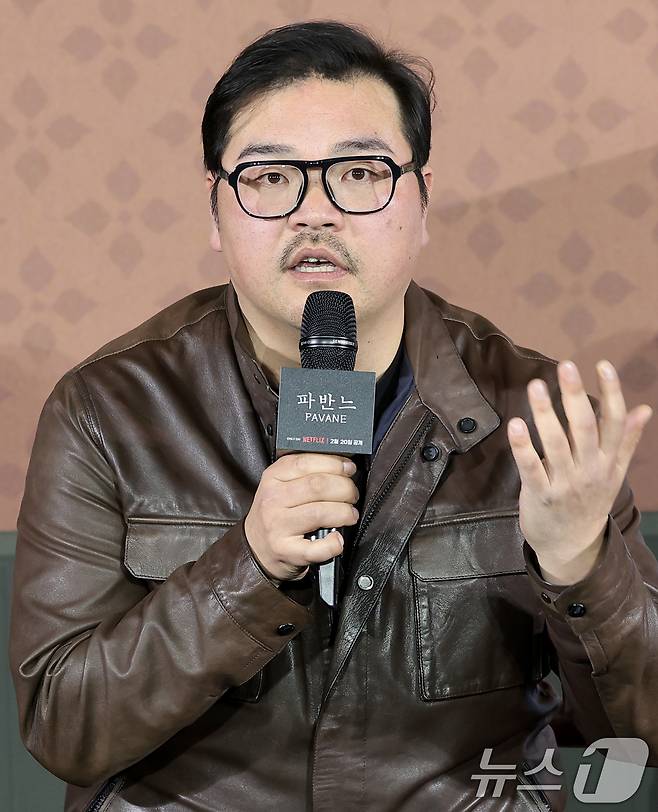 이종필 감독이 12일 오전 서울 강남구 코엑스 메가박스에서 열린 넷플릭스 영화 '파반느' 제작보고회에 참석해 인사말을 하고 있다. '파반느'는 마음의 문을 닫고 살아가던 세 사람이 서로에게 빛이 되어주며 삶과 사랑을 마주하게 되는 영화이다. 2026.2.12 ⓒ 뉴스1 권현진 기자