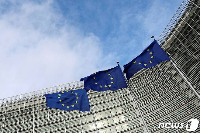 벨기에 브뤼셀에 위치한 유럽연합(EU) 집행위원회 본부 건물 앞에서 EU기가 휘날리고 있다. 2023.11.8 ⓒ 로이터=뉴스1
