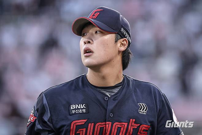 롯데 이민석이 11일 수원케이티위즈파크에서 열린 2025 KBO리그 정규시즌 KT와 더블헤더 2차잔서 이닝을 마치고 내려오고 있다. 사진 | 롯데 자이언츠