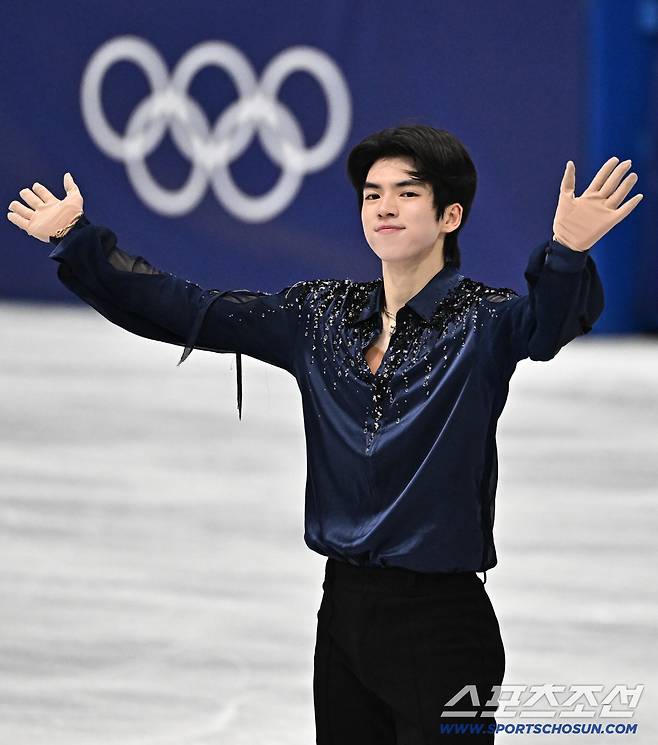 10일 이탈리아 밀라노 아이스스케이팅 아레나에서 피겨스케이팅 남자 싱글 쇼트프로그램 경기가 열렸다. 연기를 마치고 인사를 하고 있는 차준환. 밀라노(이탈리아)=송정헌 기자songs@sportschosun.com/2026.02.10/