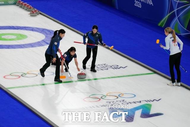 한국 여자 컬링 대표팀(경기도청)이 12일(현지 시간) 이탈리아 코르티나담페초의 코르티나 컬링 올림픽 스타디움에서 열린 2026 밀라노·코르티나 동계올림픽 컬링 여자 4인조 라운드로빈 1차전 미국과 경기하고 있다. /AP/뉴시스