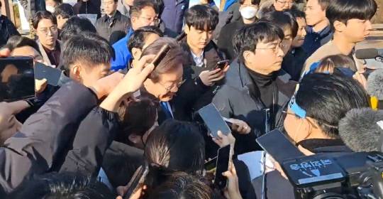 지난 2024년 1월 2일 부산 강서구에서 테러범에 의해 피습을 당하기 전 이재명 당시 더불어민주당 대표의 모습. 유튜브 '바른소리 TV' 캡처..