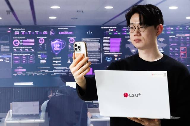 LG유플러스 임직원이 실시간 악성 앱 추적 관제를 진행하고 있다. LG유플러스 제공