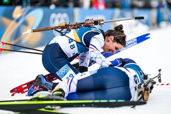 프랑스 여자 바이애슬론 국가대표 줄리앙 시몽이 11일(현지시각) 열린 올림픽 15㎞ 경주에서 1위로 들어온 뒤 2위 루 장모노와 기뻐하고 있다. 안테르셀바/AFP 연합뉴스