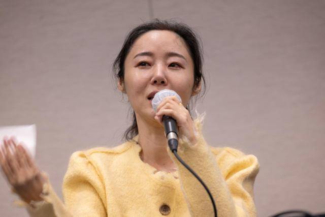 재판부가 민희진 전 어도어 대표(현 오케이 레코즈 대표)가 제기한 하이브와의 풋옵션(주식매수청구권) 관련 민사 소송 1심에서 승소 판결을 내린 가운데, 하이브가 법적 대응을 이어가겠다는 뜻을 밝혔다. 한국일보 자료사진
