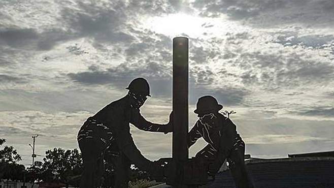 베네수엘라에 설치돼 있는 석유 작업자 조각상