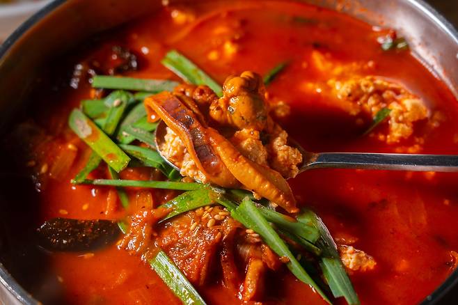 원조 짬순 맛집으로 통하는 강릉 동화가든. 강릉 초당마을에서 짬뽕순두부를 처음 선보이며 전국적인 명성을 쌓았다. 백종현 기자