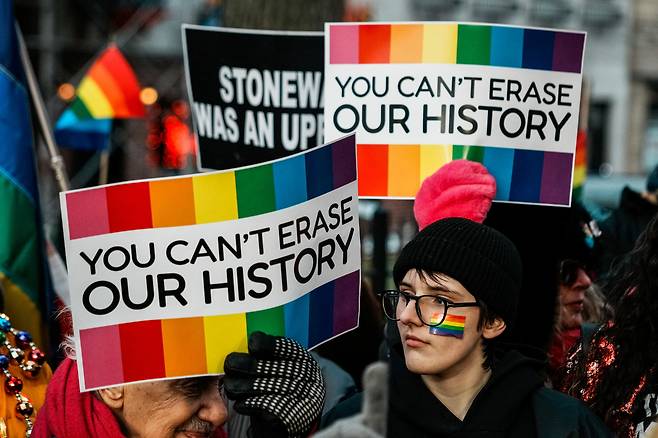 10일(현지시간) 미국 성소수자(LGBTQ) 운동의 발상지인 뉴욕 맨해튼 그리니치빌리지의 스톤월 기념지에서 시민들이 무지개 깃발 게양 중단에 항의하는 시위를 벌이고 있다. 로이터 연합뉴스