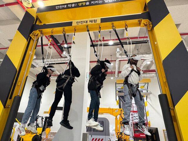 외국인 노동자들이 지난해 3월 한국산업안전보건공단의 담양 안전체험교육장에서 떨어짐 재해를 체험하는 모습. 한국산업안전보건공단 제공