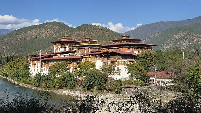 요새형 사원 ‘푸나카 종’