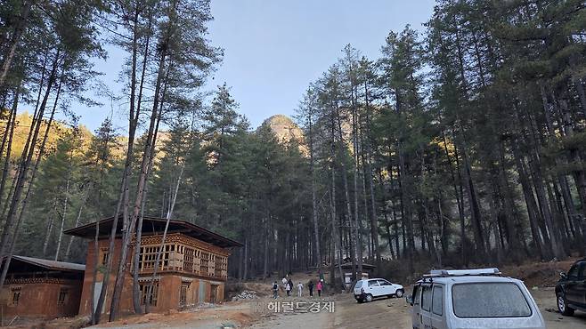부탄 파로의 탁상사원 산행 출발지