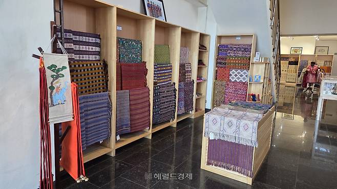 팀푸 시내 기념품 판매장