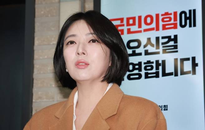 국민의힘 배현진 의원이 11일 서울 여의도 국민의힘 중앙당사에서 열린 중앙윤리위원회에 출석하며 입장을 밝히고 있다. 당 중앙윤리위는 서울시당위원장인 배 의원이 한동훈 전 대표 제명 반대 입장을 서울시당 전체 의사인 것처럼 외부에 알렸다는 이유 등으로 징계 절차를 개시한 바 있다. 연합뉴스