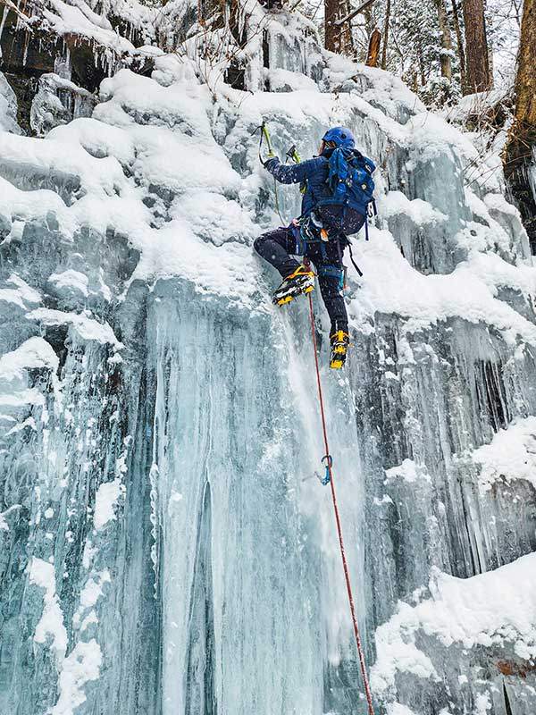 높이 30m의 가노가폭포는 인근 빙벽등반가들이 가장 많이 찾는 등반지다.