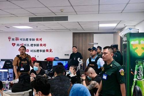 10일(현지 시간) 캄보디아 경찰이 남부 시아누크빌 한 카지노의 사기작업장을 단속하고 있다. 연합뉴스