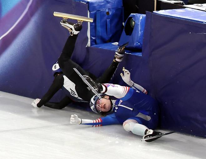 한국 쇼트트랙대표팀 김길리(6번)가 10일(한국시간) 밀라노 아이스스케이팅 아레나서 열린 밀라노올림픽 2000m 혼성계주 준결선 도중 미끄러진 미국의 코린 스토터드에게 걸려 넘어지고 있다. 밀라노ㅣ뉴시스