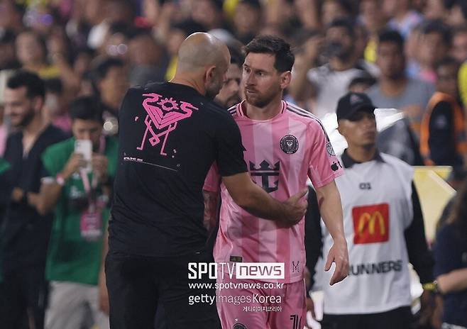 ▲ 손흥민 대 메시의 역사적인 맞대결 성사 여부에 전운이 감돌고 있다. 시즌 개막을 코앞에 둔 시점에서 리오넬 메시의 몸 상태에 갑작스러운 비보가 전해지며 팬들의 우려가 깊어지는 모양새다.