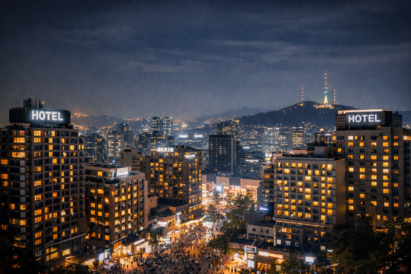 외국인 관광객 3천만명 시대를 앞당기겠다는 정부 구상과 달리, 서울의 호텔 공급은 이미 한계에 도달했다는 분석이 나왔다 / AI 생성 이미지