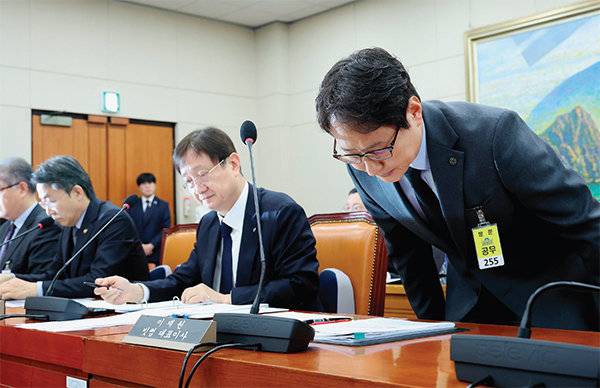 이재원 빗썸 대표(오른쪽)가 2월 11일 서울 여의도 국회 정무위원회에서 열린 비트코인 오지급 사태 관련 긴급현안질의에 참석해 고개 숙여 사과하고 있다. 뉴스1